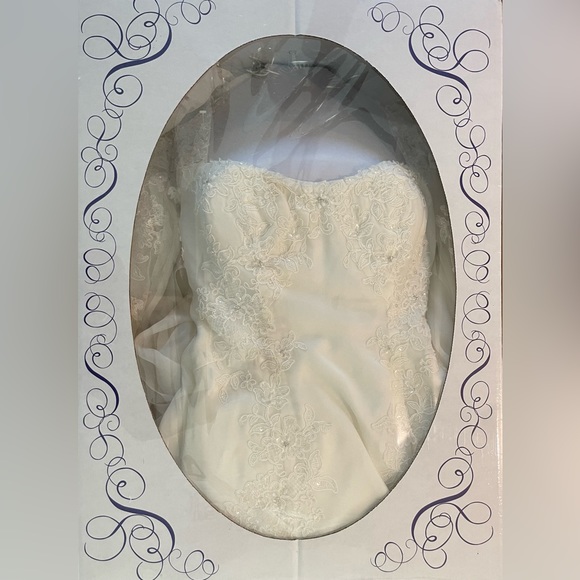 DAVID'S BRIDAL SLEEVE WEDDING DRESS - Picture 5 of 12